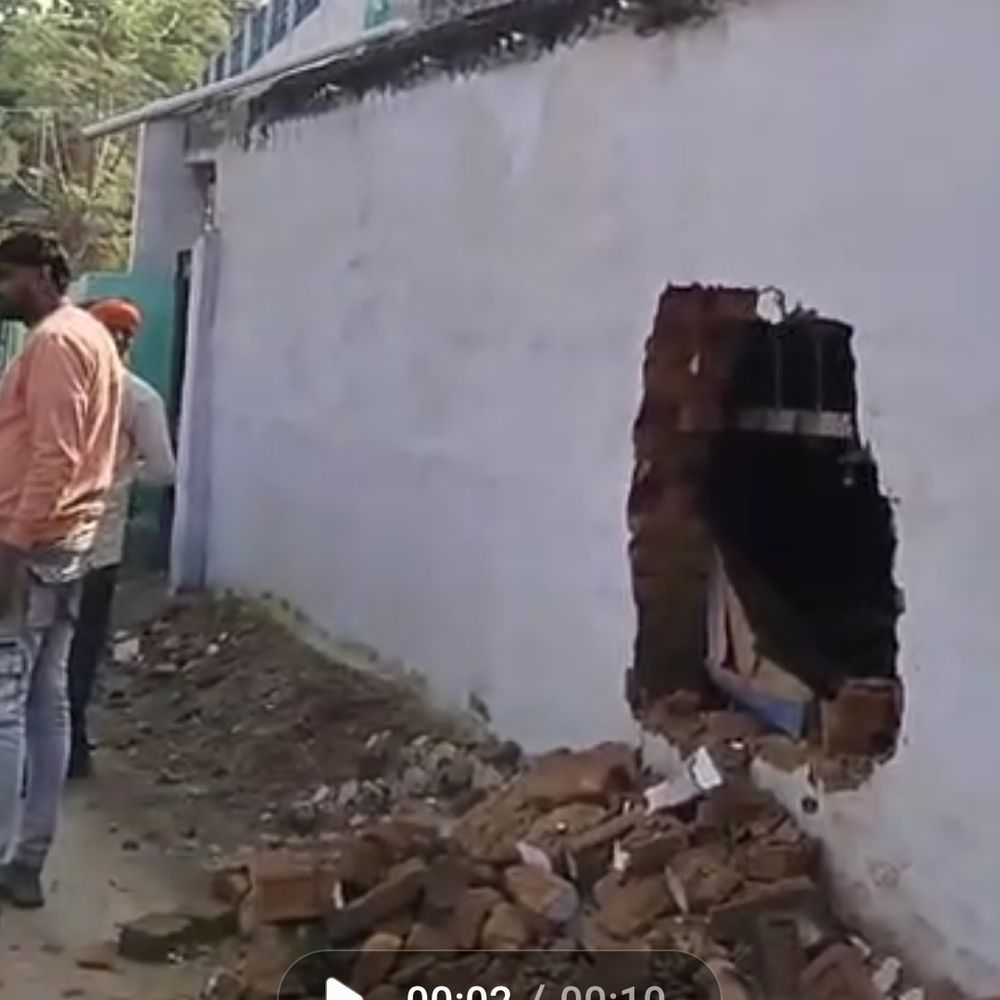 चतरा में घर की दीवार तोड़कर अंदर घुसे चोर:14 लाख नगद और गहनों की चोरी, हड़बड़ी में अपनी 3 बाइक छोड़े चोर हुए फरार