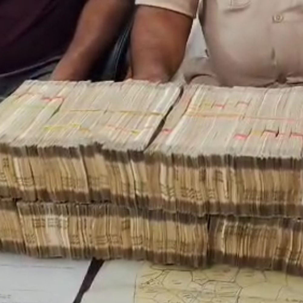 आशा कार्यकर्ता के घर से 32.42 लाख रुपये बरामद:विधानसभा चुनाव में मतदाताओं को बांटने की आशंका, पूछताछ में रकम के स्रोत नहीं बता पाए