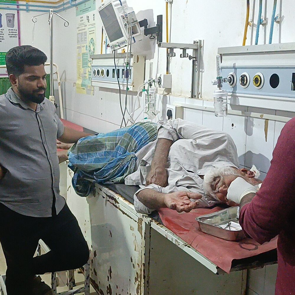 बच्चों की लड़ाई में पड़ोसी ने नाना-नाती पर किया हमला:जमुई में तेजधार हथियार से घायल, 112 पुलिस ने पहुंचाया अस्पताल