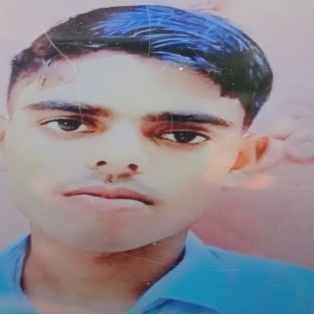 शाहजहांपुर में सड़क हादसे में दो लोगों की मौत:कैटरिंग के काम के लिए जाते समय अज्ञात वाहन ने बाइक सवार को मारी टक्कर