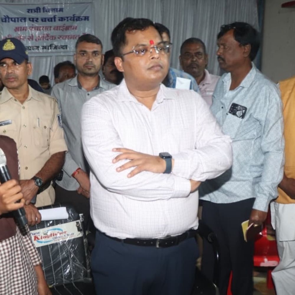 कलेक्टर शिवम वर्मा पहुंचे गाजिंदा गांव:चौपाल पर की चर्चा, ग्रामीणों से जानी गांव की जमीनी हकीकत