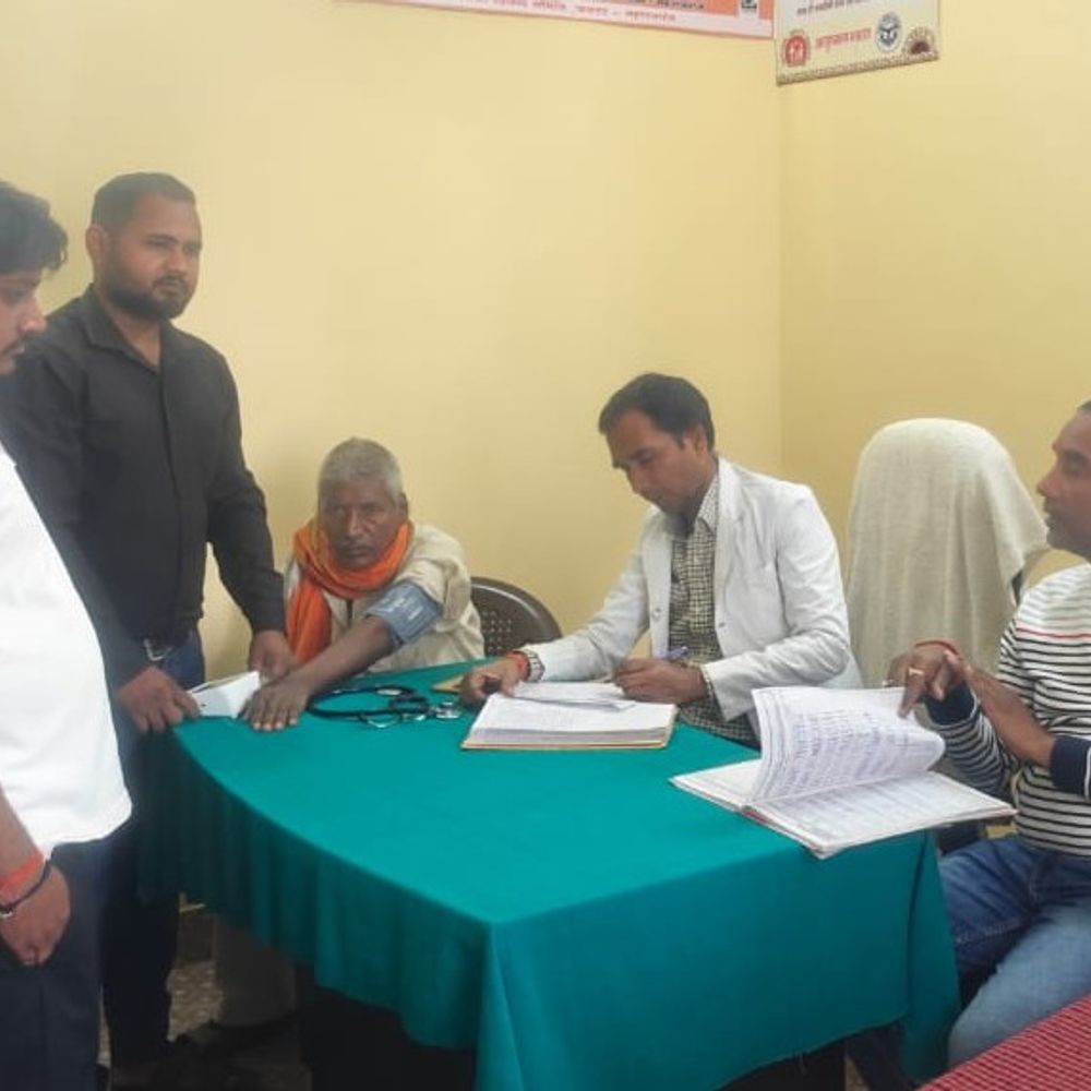 बदलते मौसम में मौसमी बीमारियों से बचाव जरूरी:डिप्टी सीएमओ ने पीएचसी में निरीक्षण के दौरान कहा चिकित्सक की सलाह खाए दवा