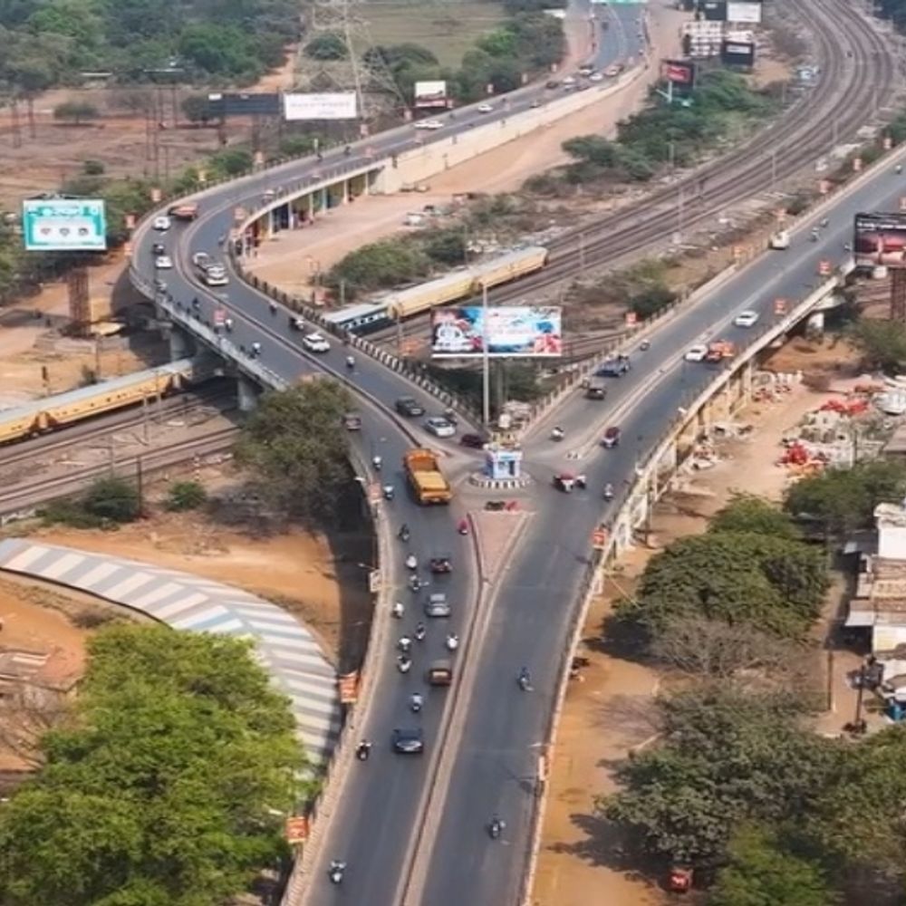 वायशेप ब्रिज पर ई-रिक्शा पलटी, युवती की मौत:मां गंभीर घायल, हादसे के बाद ड्राइवर भागा, तलाश में जुटी पुलिस
