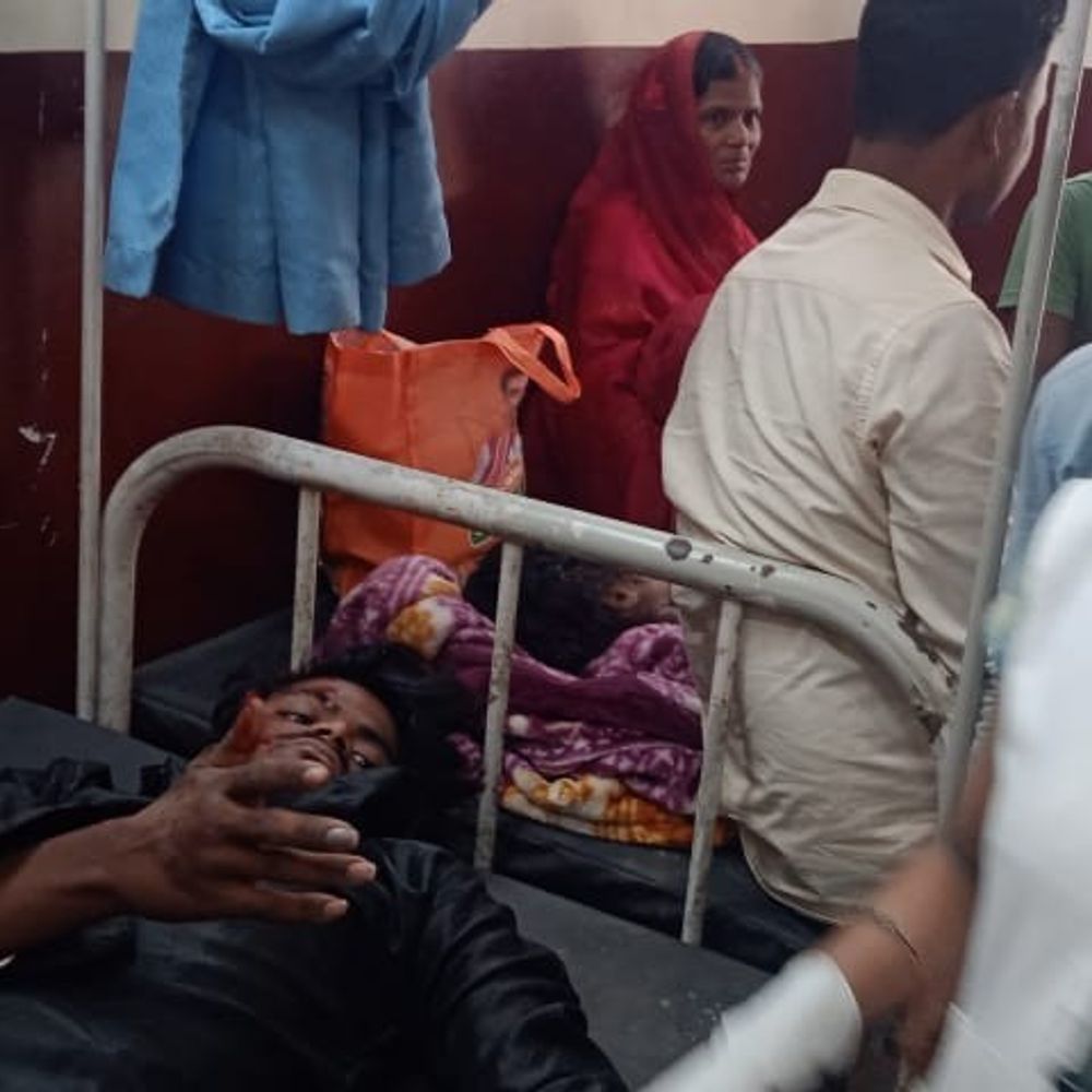 कार ने बाइक को मारी टक्कर:2 युवक घायल, डीएमसीएच रेफर; दरभंगा-मुजफ्फरपुर मार्ग पर हादसा