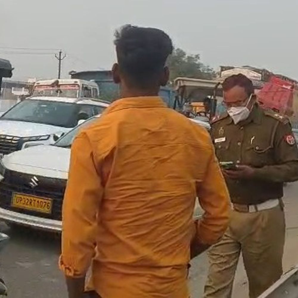 उन्नाव में टीएसआई शहीम खान का रिश्वत लेते का VIDEO:रुपए लेते हुए कैमरे में कैद, जांच के आदेश