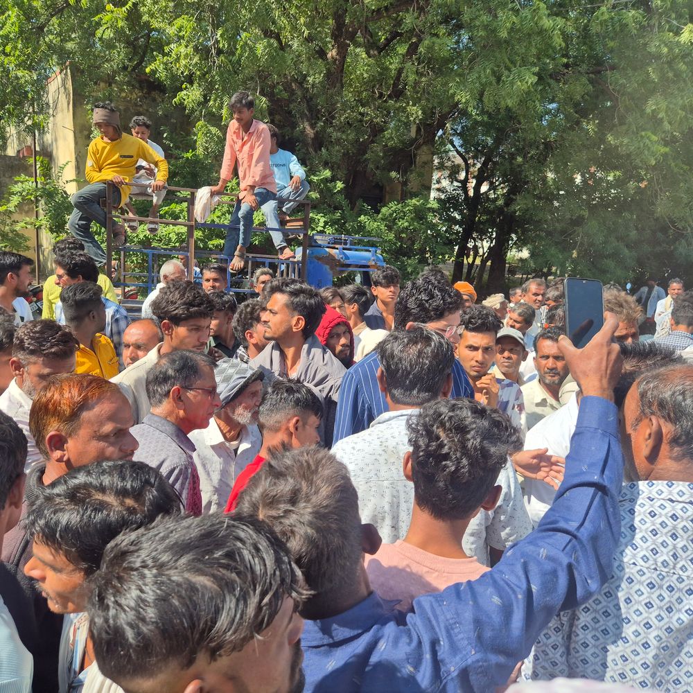 बड़वानी मंडी में किसानों का हंगामा, कपास के दाम बढ़े:कम भाव पर विरोध के बाद व्यापारियों ने बढ़ाई बोली; सुविधाओं का भी अभाव