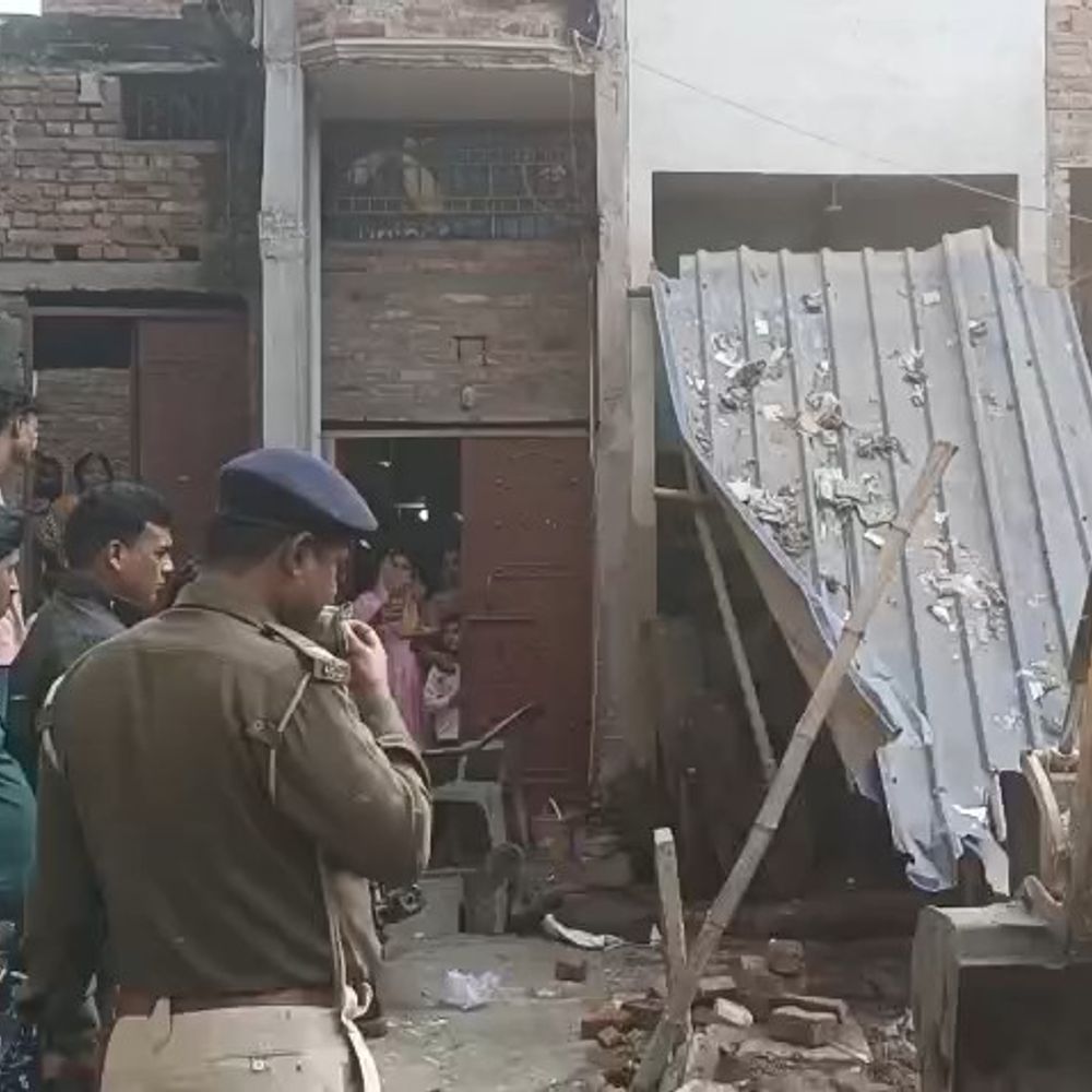 मोहनिया वार्ड-12 में 3 अवैध दुकानें ध्वस्त:ग्रामीणों की शिकायत पर नगर प्रशासन ने की कार्रवाई, मुर्गा-मीट कटने पर फैलती थी दुर्गंध