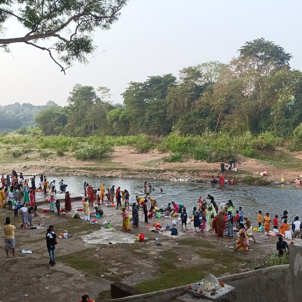 कार्तिक पूर्णिमा पर चाईबासा में उमड़ी श्रद्धालुओं की भीड़:पश्चिमी सिंहभूम के विभिन्न घाटों पर हुए धार्मिक अनुष्ठान, दीपदान कर आराधना की