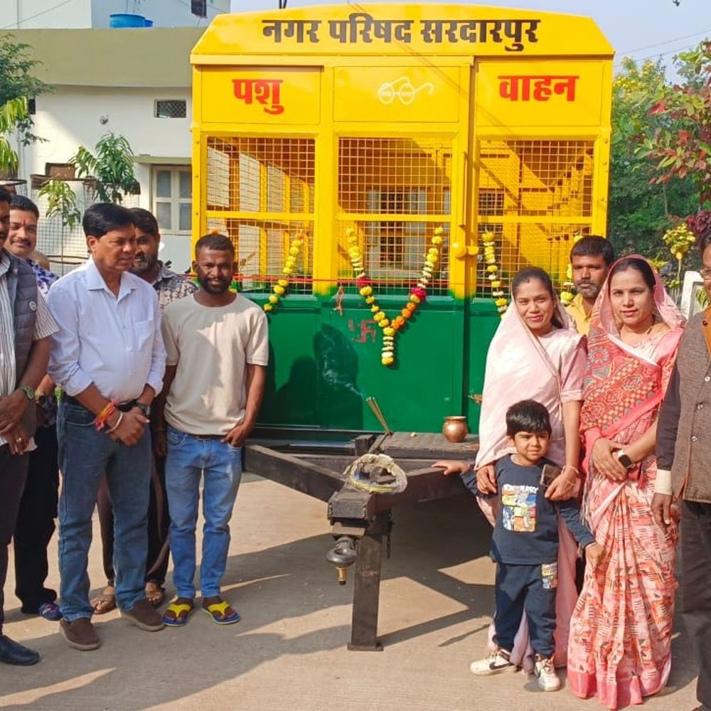 सरदारपुर नगर परिषद को मिला पशु वाहन:आवारा पशुओं की समस्या से निपटने में मिलेगी मदद