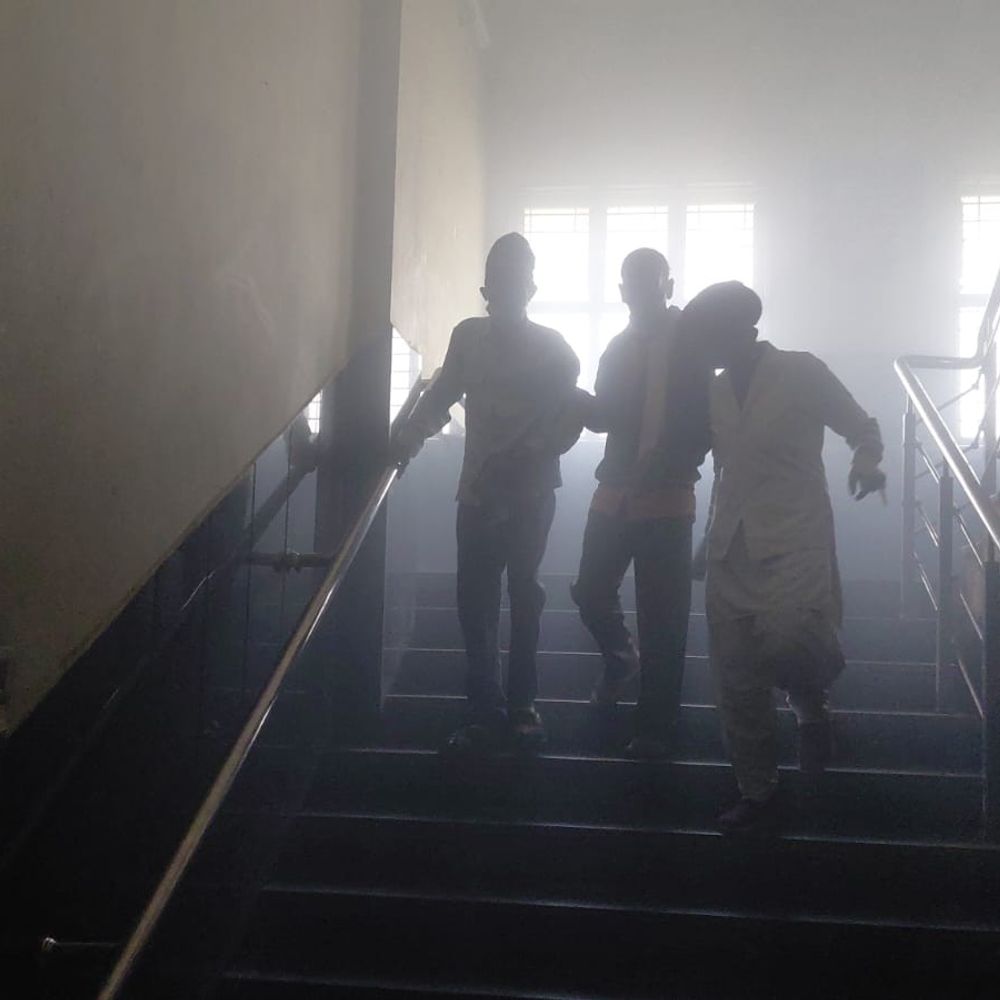 बैतूल जिला अस्पताल में शॉर्ट सर्किट से लगी आग:भोजनशाला के पास स्टोर रूम में लगी आग, मरीजों को ट्रामा सेंटर में सुरक्षित शिफ्ट किया