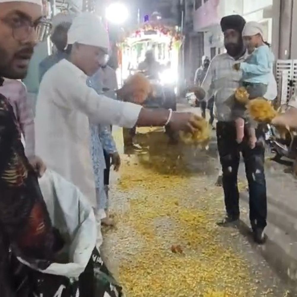 सिंधी समाज ने गुरुनानक जयंती पर चल समारोह निकाला:शाजापुर में बड़ा प्रसाद का भोग लगाया और संगत की अरदास हुई