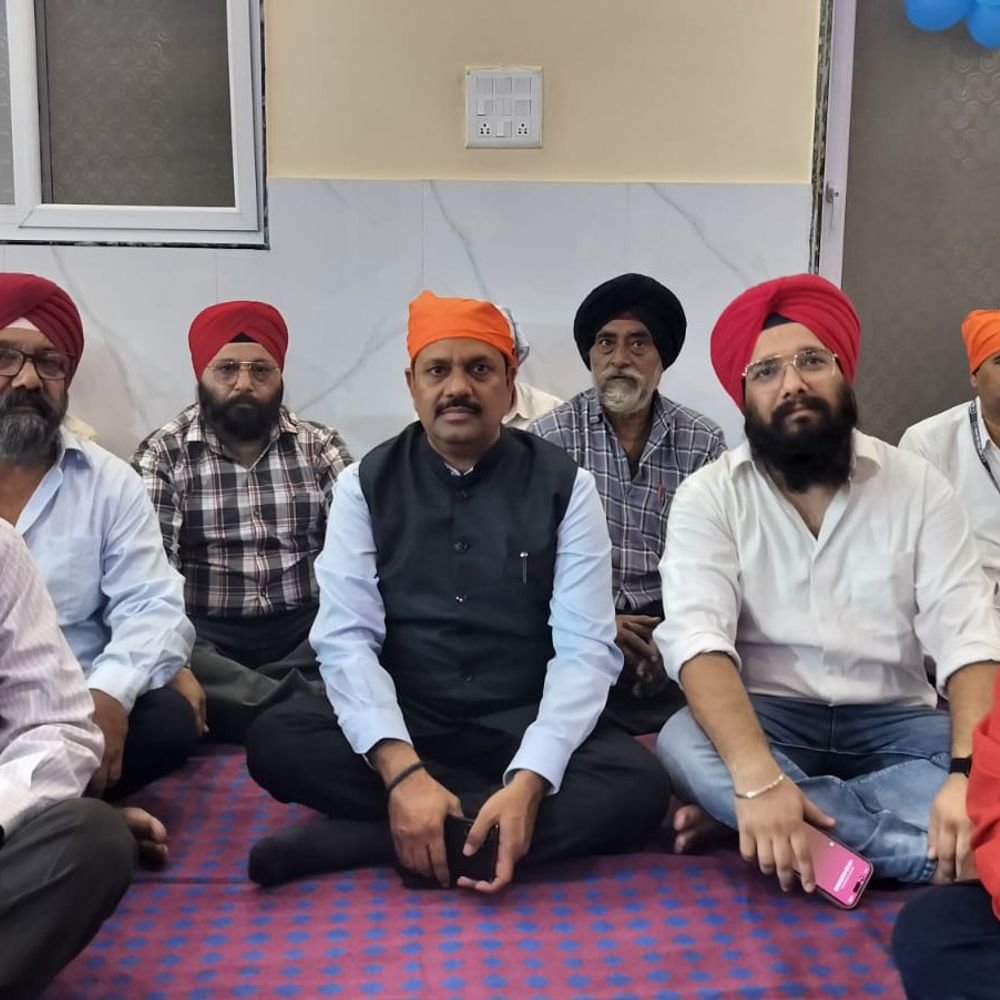 डीएम ने गुरु नानक देव प्रकाशोत्सव पर टेका माथा:अखंड पाठ और सबद कीर्तन में हुए शामिल; देर शाम तक चला लंगर