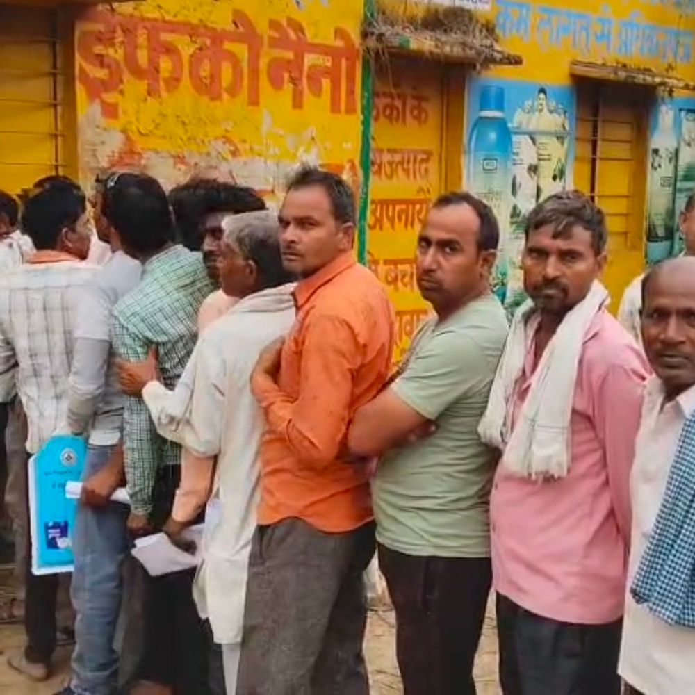 सचिव की जगह भाई बांट रहा खाद:फिरोजाबाद की दिदामई समिति पर किसानों का हंगामा