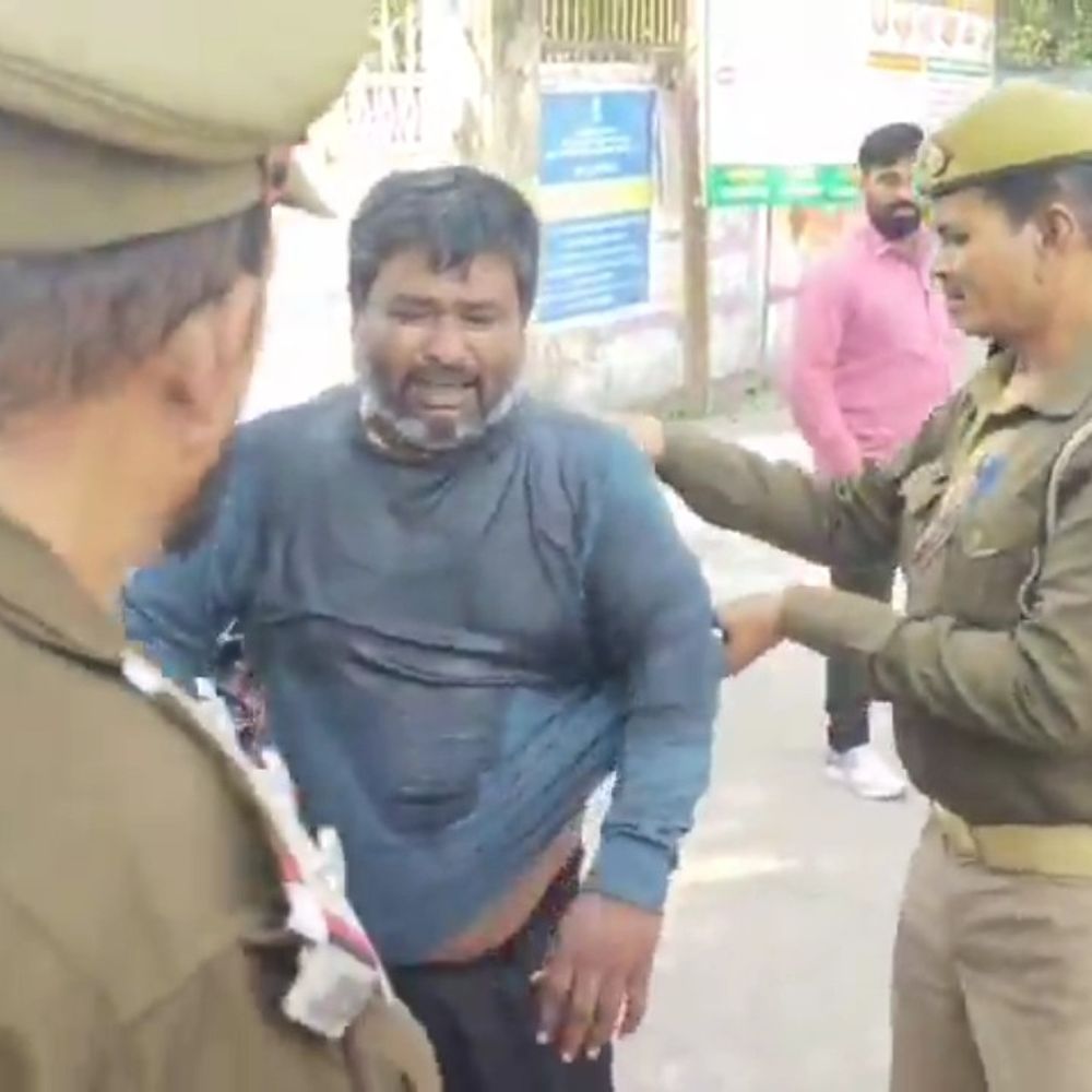 कलेक्ट्रेट में पेट्रोल डालकर आग लगाने की कोशिश:होमगार्ड जवानों ने बचाया, पत्नी, बेटियां और दो नातिन लापता, कार्रवाई न करने का आरोप