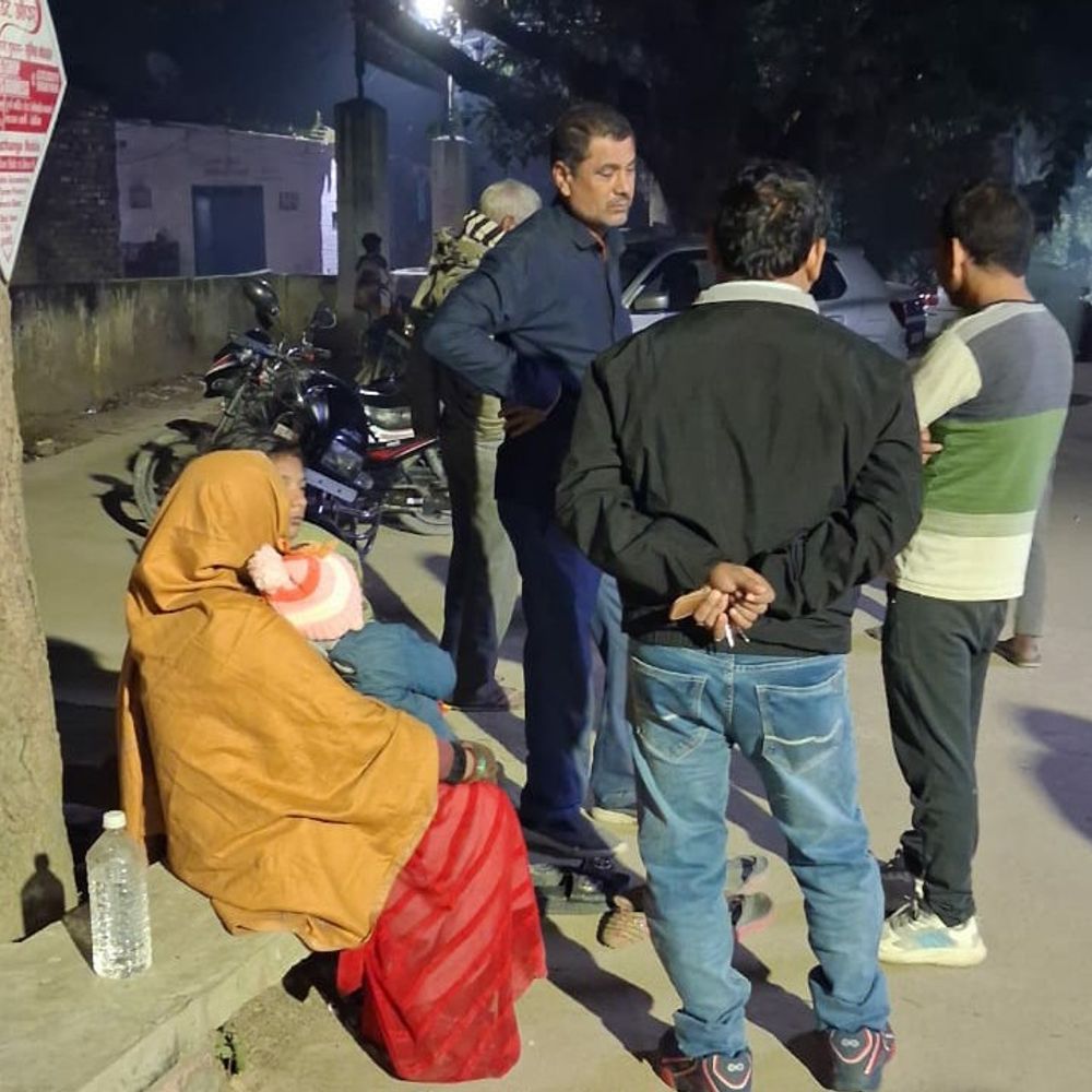 देवरिया में सड़क हादसे में दो युवकों की मौत:एक अन्य घायल, देर रात एक ही मोटरसाइकिल से घर लौट रहे थे तीनों; अज्ञात वाहन की टक्कर से हुआ हादसा