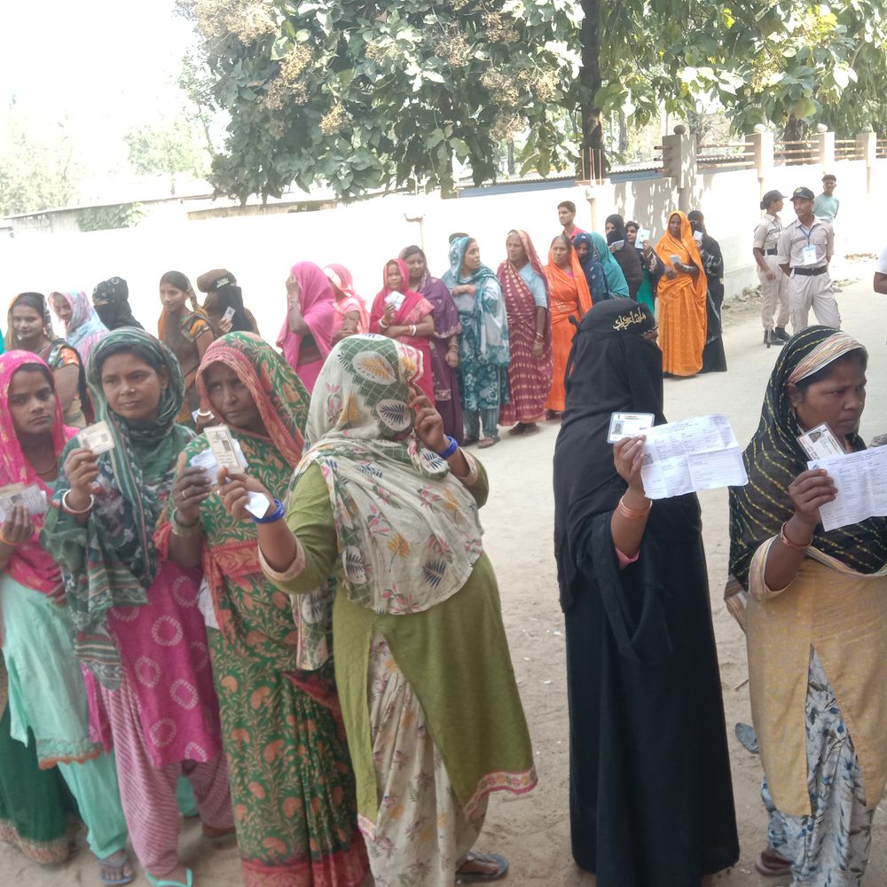 विद्यापतिनगर में शातिपूर्ण मतदान जारी:दोपहर एक बजे तक 43 प्रतिशत मतदान, कई बूथों पर EVM में गड़बड़ी के कारण देरी