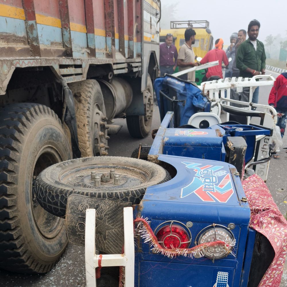 श्रद्धालुओं से भरे ई-रिक्शा की खड़े ट्रक से टक्कर:16 श्रद्धालु घायल, 6 की हालत नाजुक; कार्तिक पूर्णिमा पर स्नान करके लौट रहे थे सभी
