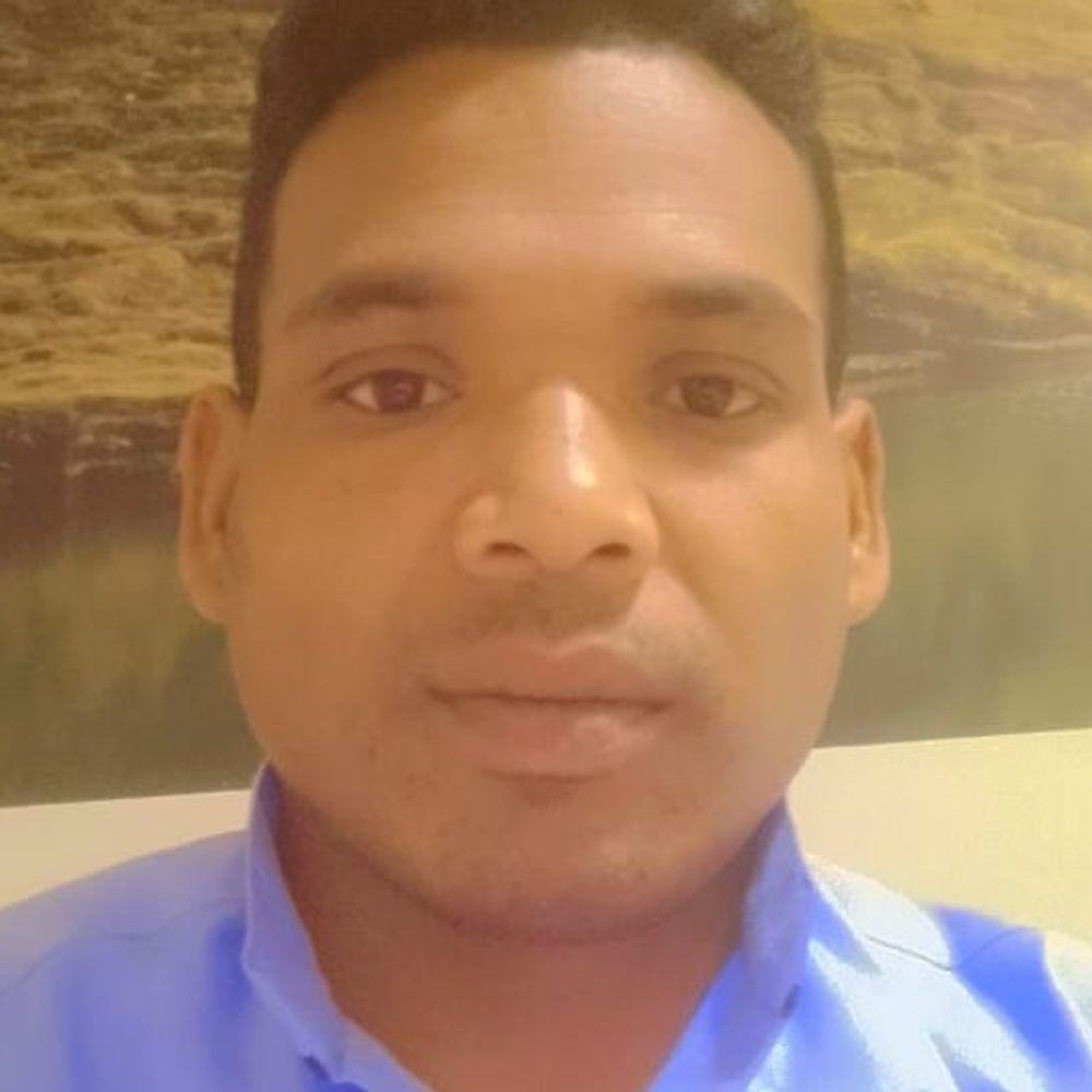 गुमला में बाइक पेड़ से टकराई, एक की मौत:बाइक सवार दो युवक जख्मी, किसी ने नहीं पहना था हेलमेट; मेले लौट रहे थे घर