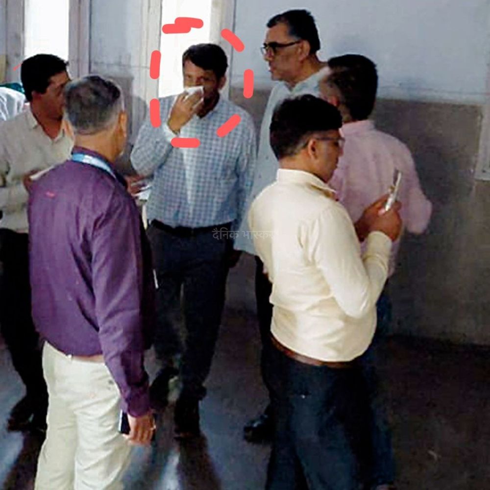 हांसी अस्पताल में बदबू, डिप्टी डायरेक्टर ने नाक ढकी:शौचालय में दुर्गंध, पार्किंग अव्यवस्थित, मच्छरों का प्रकोप; कई और खामियां उजागर