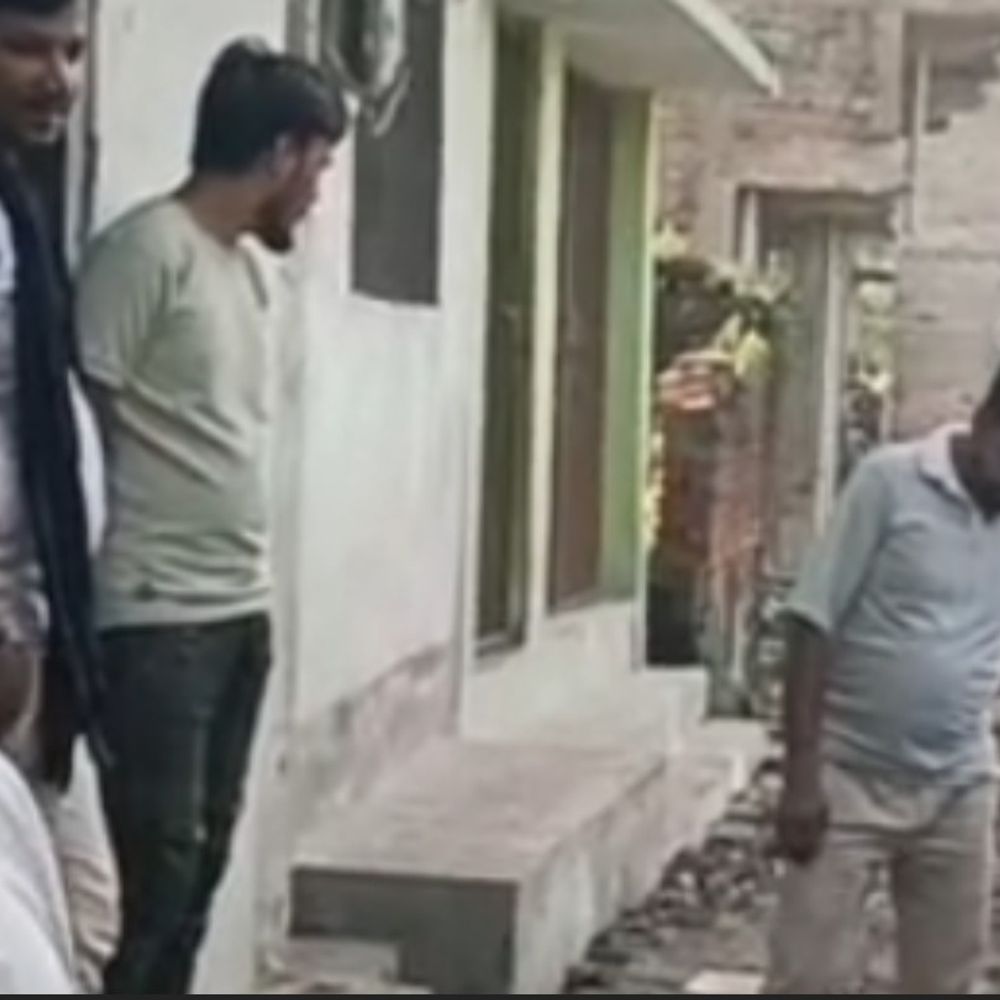 गोगरी वार्ड 11 की गली में महीनों से पानी जमा:लोगों को आने-जाने में हो रही परेशानी, कोई अधिकारी नहीं ले रहा सुध