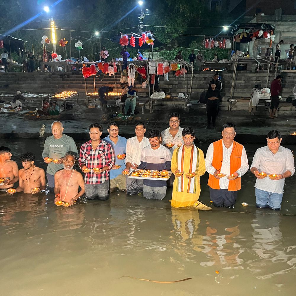 राष्ट्र चेतना मिशन ने अज्ञात मृतकों को दी श्रद्धांजलि:कार्तिक पूर्णिमा पर गंगा में सैकड़ों दीप प्रवाहित किए, आत्म शांति की कामना की