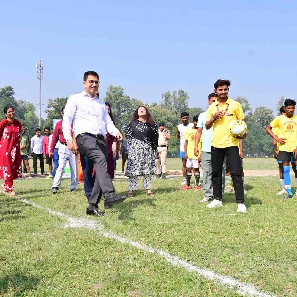 मोतिहारी में मतदाता जागरूकता के लिए फुटबॉल मैच:DM ने किया उद्घाटन, 11 नवंबर को मतदान की अपील