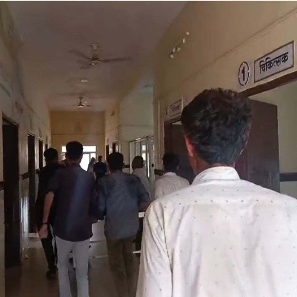 निवाड़ी में मुरम निकालते वक्त भूस्खलन, महिला दबी:निवाड़ी के ततारपुरा में हादसा, गंभीर घायल झांसी रेफर