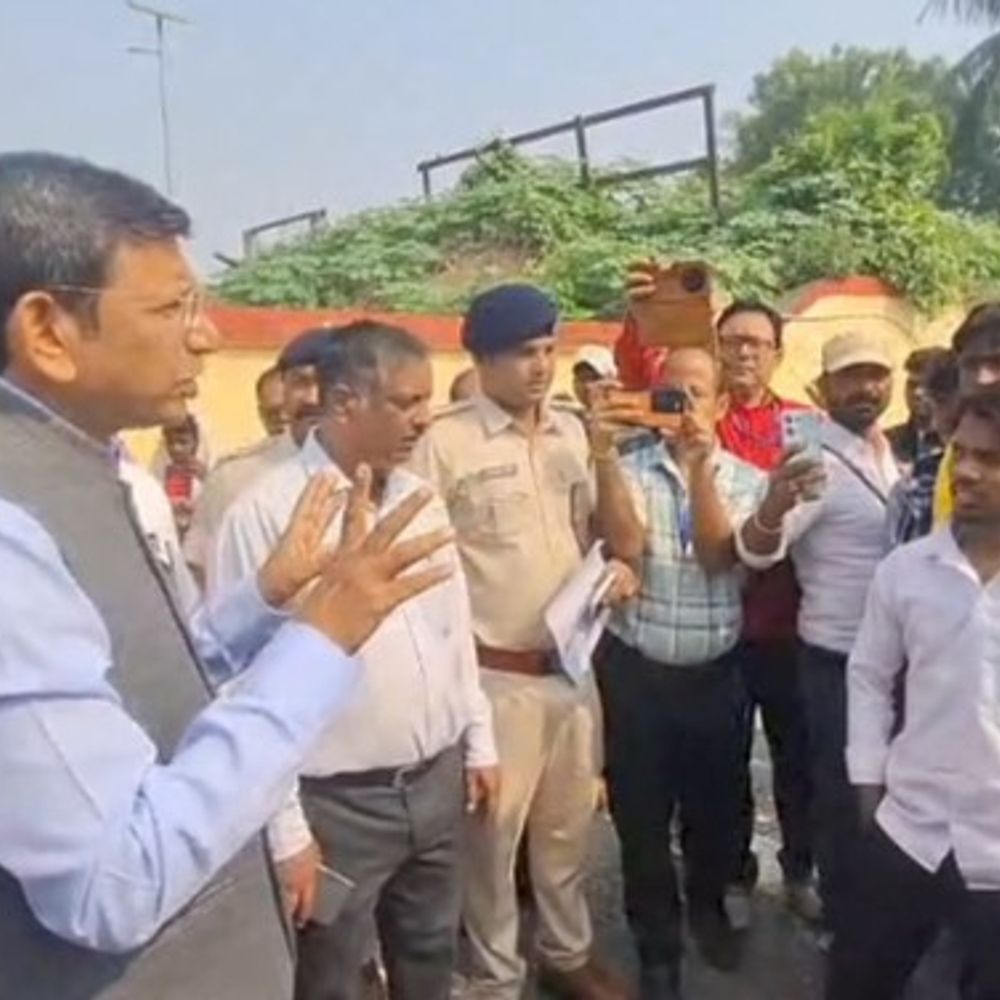 भागलपुर रेलवे स्टेशन पर डीआरएम ने सुरक्षा का लिया जायजा:प्लेटफॉर्म, वेटिंग हॉल और पार्सल क्षेत्र में जांच; दिल्ली में धमाके के बाद अधिकारियों को अलर्ट रहने के निर्देश