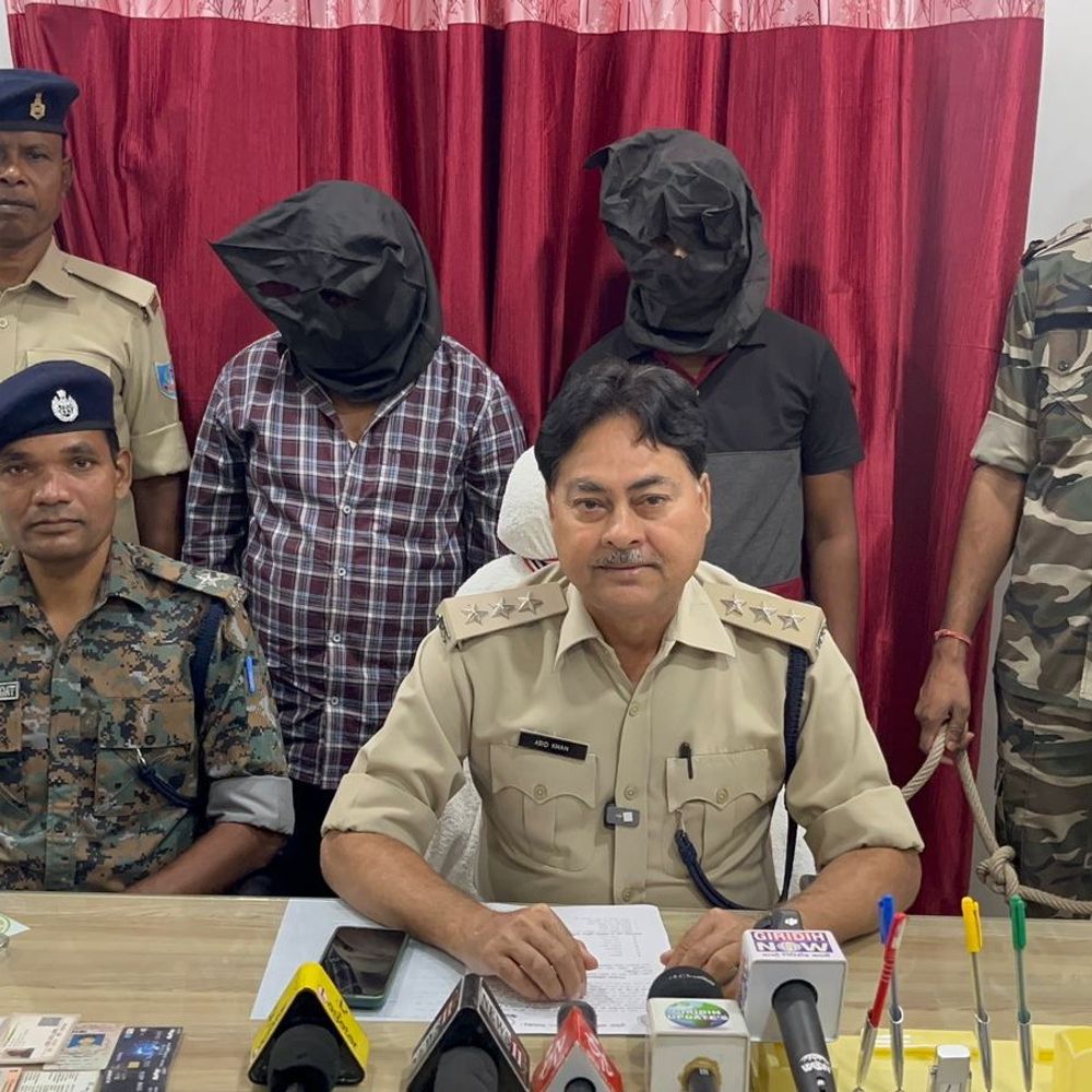 गिरिडीह पुलिस ने साइबर क्राइम के ठिकाने पर मारा छापा:मोबाइल, एटीएम, सिम कार्ड सहित अन्य सामान बरामद, दो अपराधी गिरफ्तार