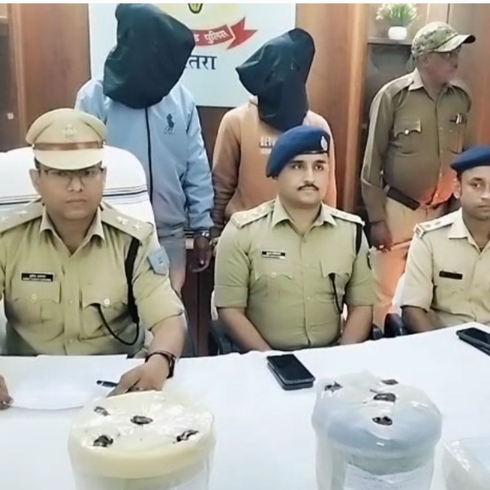 चतरा पुलिस ने 27 लाख रुपए की अफीम जब्त की:5.472 किलोग्राम अफीम के साथ दो तस्कर गिरफ्तार, कार से हो रही थी तस्करी