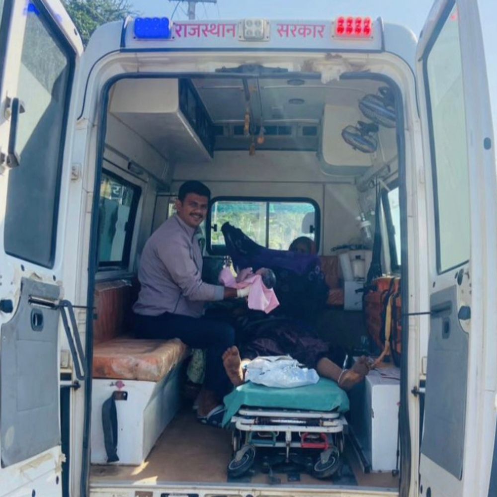 108 एम्बुलेंस में महिला ने बेटी को दिया जन्म:ईएमटी-पायलट ने सुरक्षित प्रसव कराया, जच्चा-बच्चा स्वस्थ्य; सीएचसी से रेफर किया था
