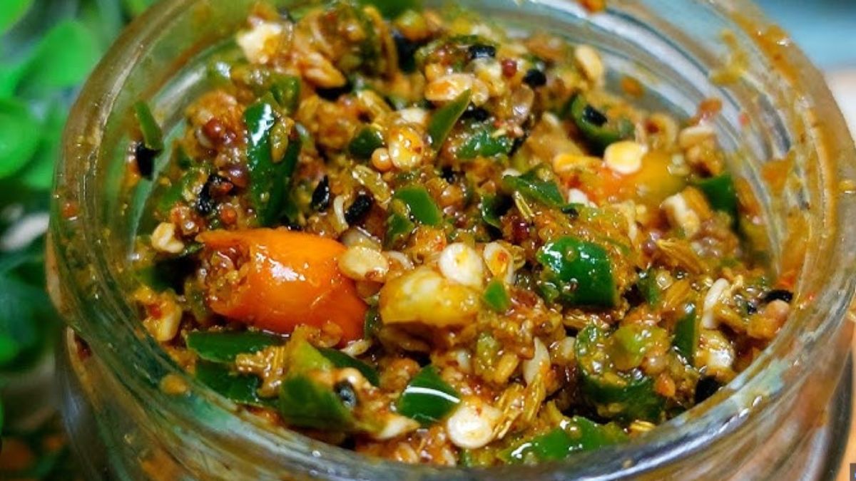 सिर्फ 10 मिनट में बनकर तैयार होगा हरी मिर्च और लहसुन का ये स्वादिष्ट अचार, फटाफट नोट कर लें रेसिपी