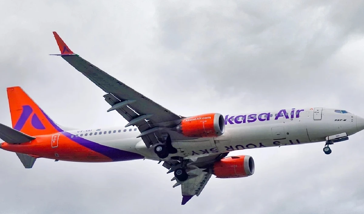 वाराणसी से मुंबई जा रही Akasa Air की फ्लाइट में यात्री ने विमान के इमरजेंसी डोर खोलने की कोशिश की, पुलिस ने हिरासत में लिया