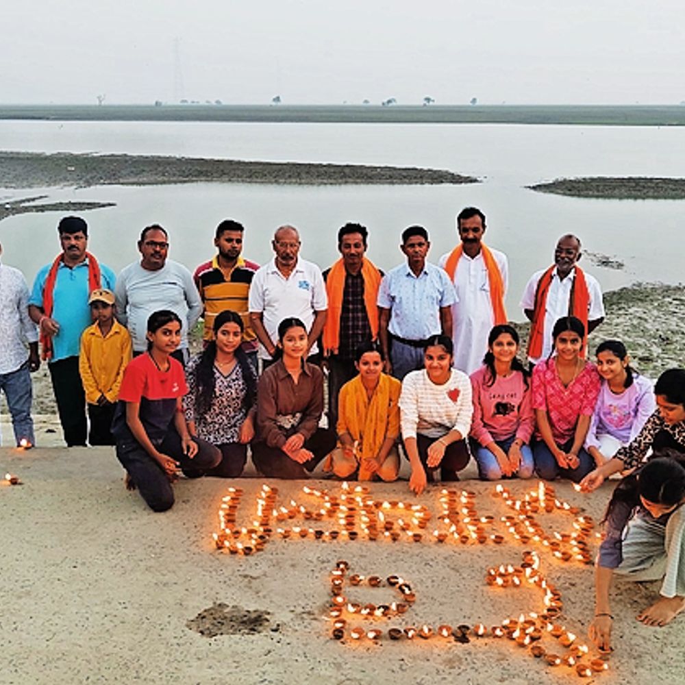 सुल्तानपुर में गंगा तट पर धूमधाम से मनाई गई देव दीपावली, धर्म के साथ पर्यावरण संरक्षण का संदेश