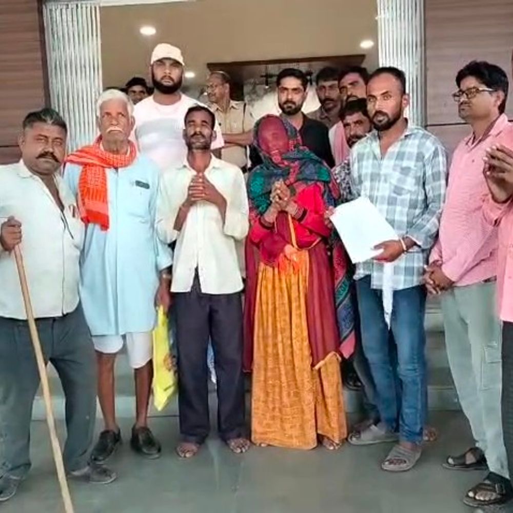 नवविवाहिता की संदिग्ध मौत, दहेज हत्या का आरोप:न्याय की गुहार लगाते कलेक्टर के पास पहुंचे पिता, बताई बेटी पर हुए अत्याचार की कहानी