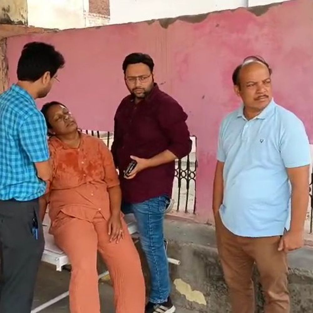 बरेली में खड़े ट्रक में घुसी कार:डॉक्टर की पत्नी की मौत, पिता घायल; गाड़ी पूरी तरह हुई क्षतिग्रस्त