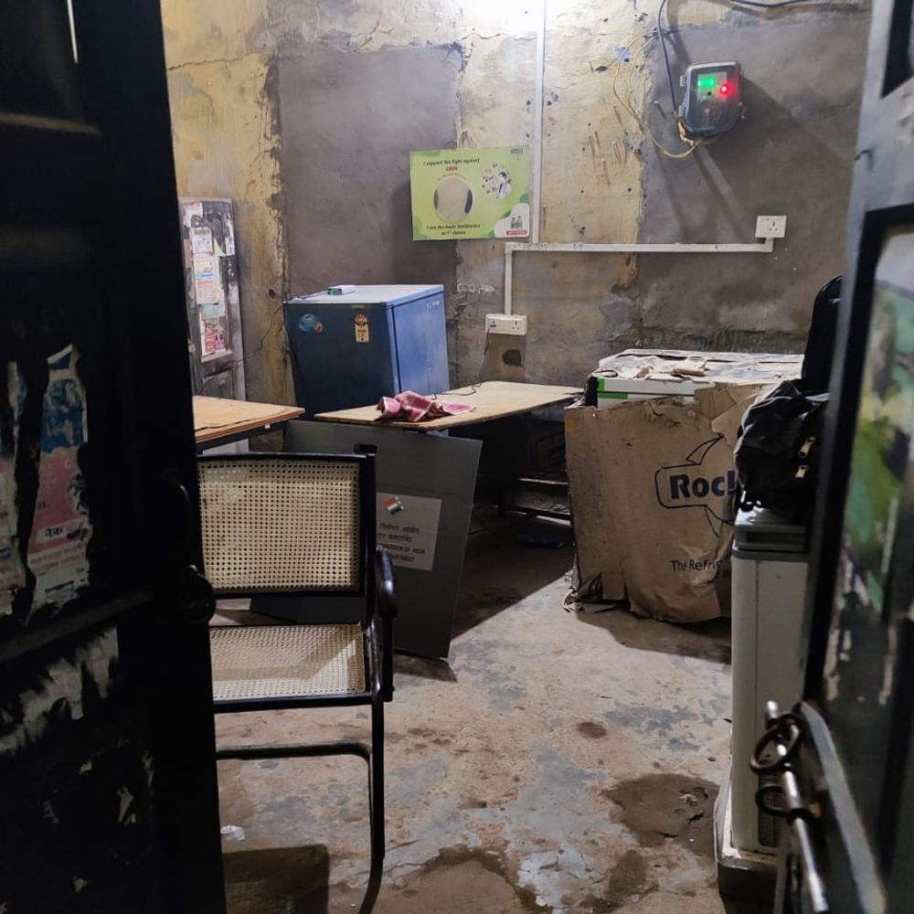 सीवान में वोट से पहले बदइंतजामी का खुलासा:जिला पशु अस्पताल में बने बूथ की हालत बदहाल, प्रशासन की तैयारियों पर बड़े सवाल