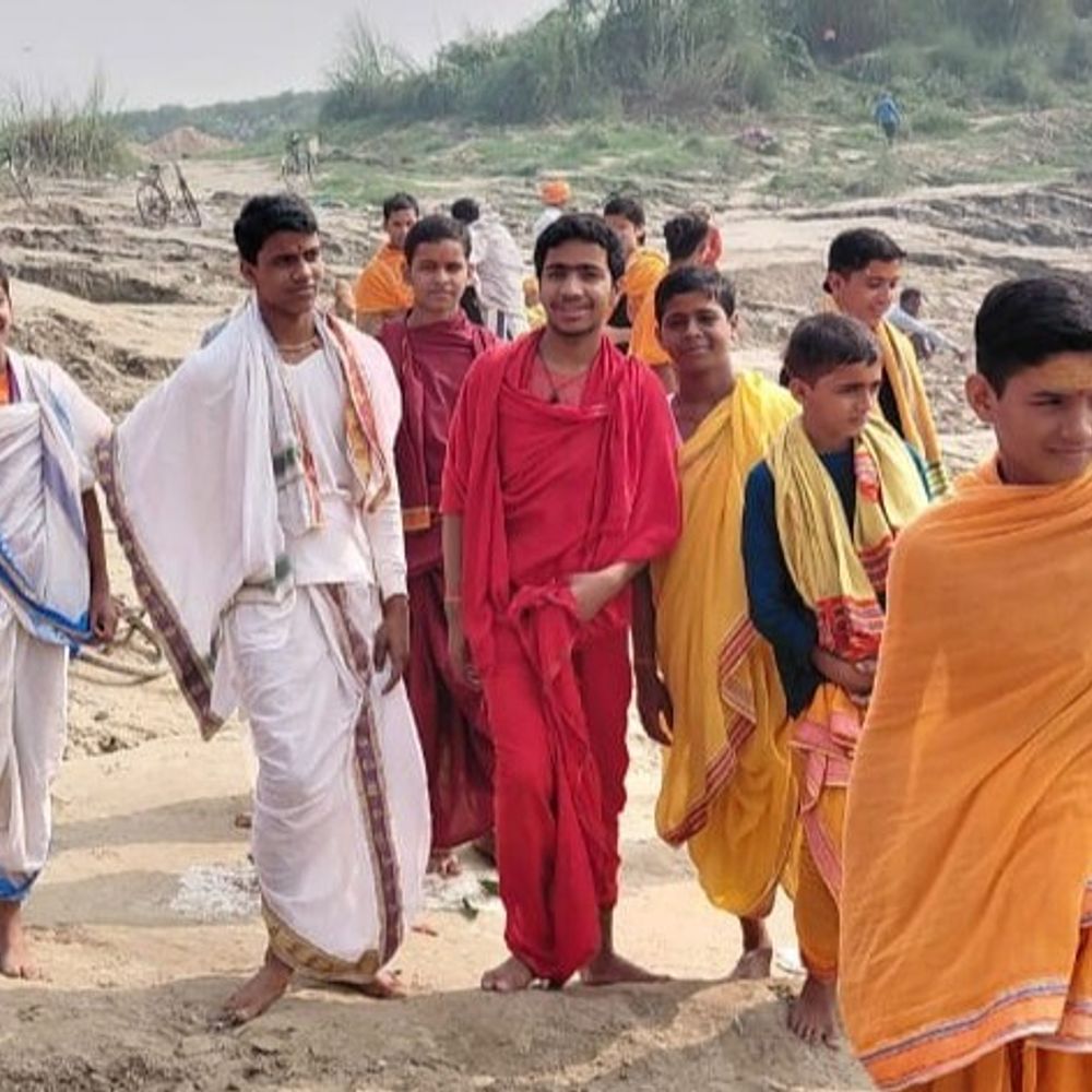 बलिया में देव दीपावली की तैयारियां तेज:महर्षि भृगु गुरुकुलम के बटुक कर गंगा घाट पहुंचे, दीपदान करने पहुंचेंगे हजारों भक्त