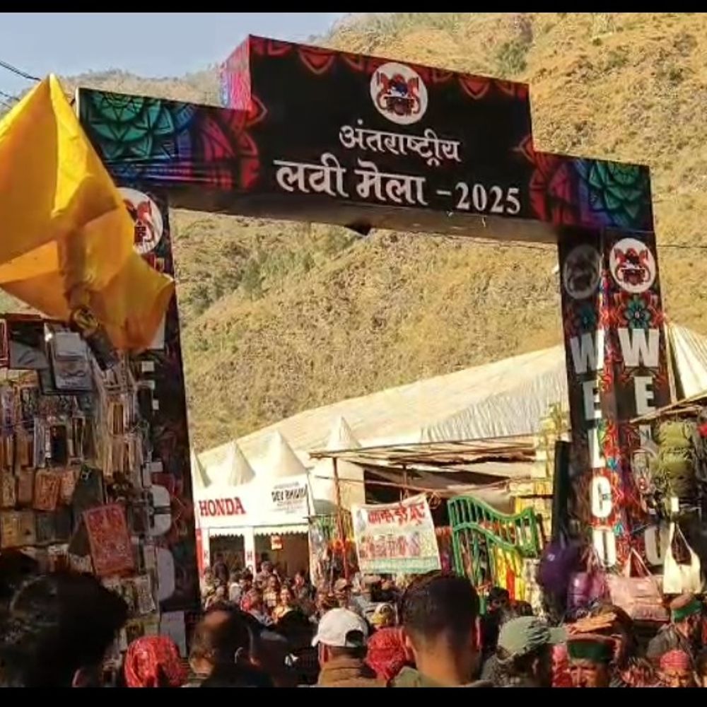 रामपुर अंतरराष्ट्रीय लवी मेले में उमड़ी भारी भीड़:पार्किंग की जगह कम पड़ गई, लोग बोले- धूल से बीमारी का खतरा बढ़ा