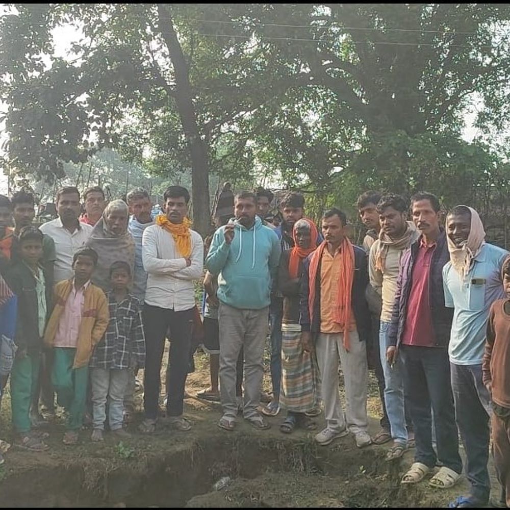 पलामू में अवैध बालू ट्रैक्टर से गिरा मजदूर:मौत के बाद शव नाले में फेंका; ट्रैक्टर जब्त, आरोपी फरार