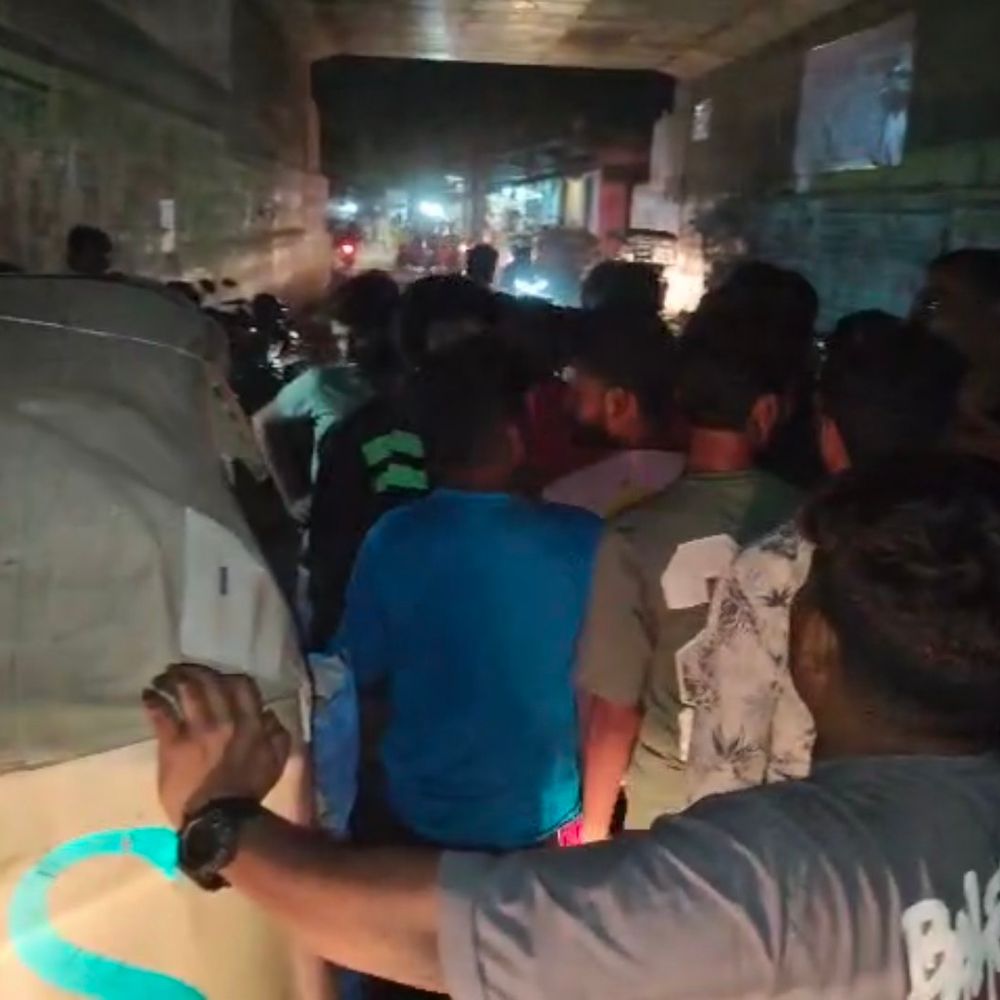 फिरोजाबाद में दो ऑटो से मिलीं हड्डियां:गौ रक्षा दल ने किया हंगामा, चालकों से मारपीट, पुलिस ने बचाया