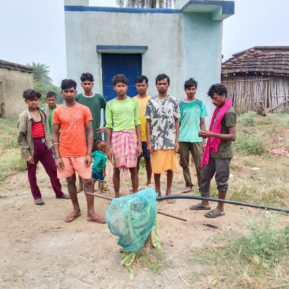 गोड्‌डा के मालिगोड़ा गांव में सड़क-पानी का संकट:ग्रामीण मूलभूत सुविधाओं से वंचित, मरीजों को 8 किमी खाट पर ढोते हैं