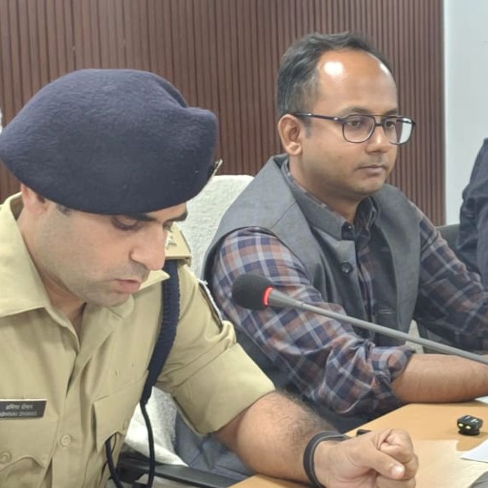 नवादा में आचार संहिता को लेकर 13 हथियार जब्त:40 कारतूस, 8.39 लाख कैश और 32 हजार लीटर शराब भी पकड़ी गई