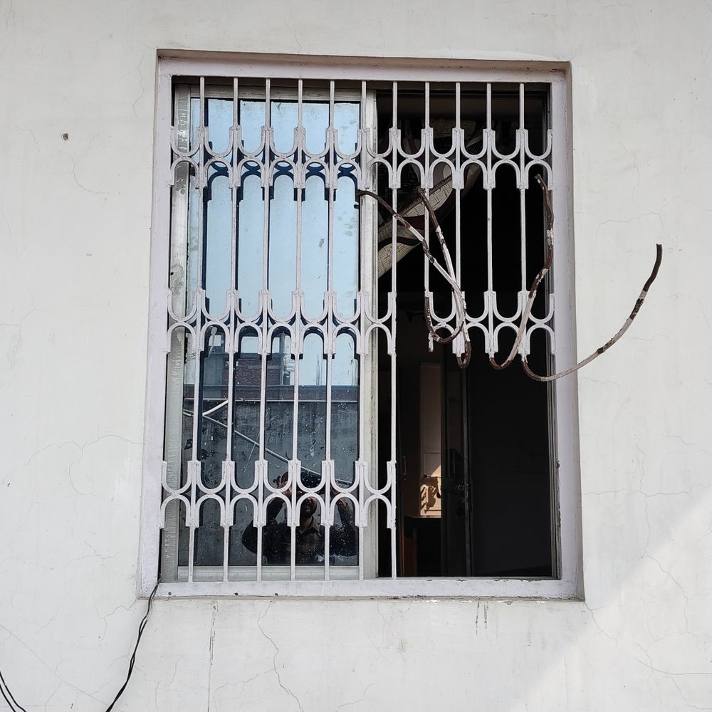 मधेपुरा में पेट्रोल पंप पर 50 हजार रुपए की चोरी:ऑफिस के खिड़की के ग्रिल काटकर घुसे चोर, वारदात CCTV में कैद