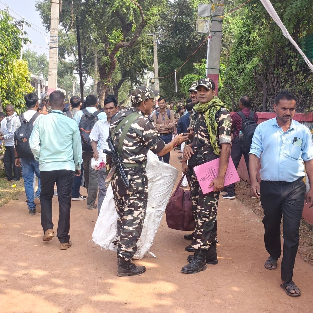 शेखपुरा में दोनों सीटों के लिए पोलिंग पार्टियां रवाना:डीएम-एसपी बोले- EVM-VVPAT की सुरक्षा का रहे विशेष ध्यान, निष्पक्ष-भयमुक्त हो चुनाव