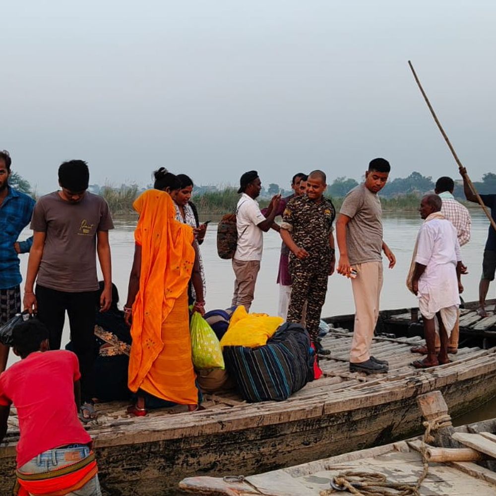 कुशेश्वरस्थान में 13 बूथों पर वोट डालने बोट से जाएंगे:मोंथा तूफान के बाद जलजमाव के कारण हो रही दिक्कत, मतदान कर्मी के लिए भी नाव ही सहारा