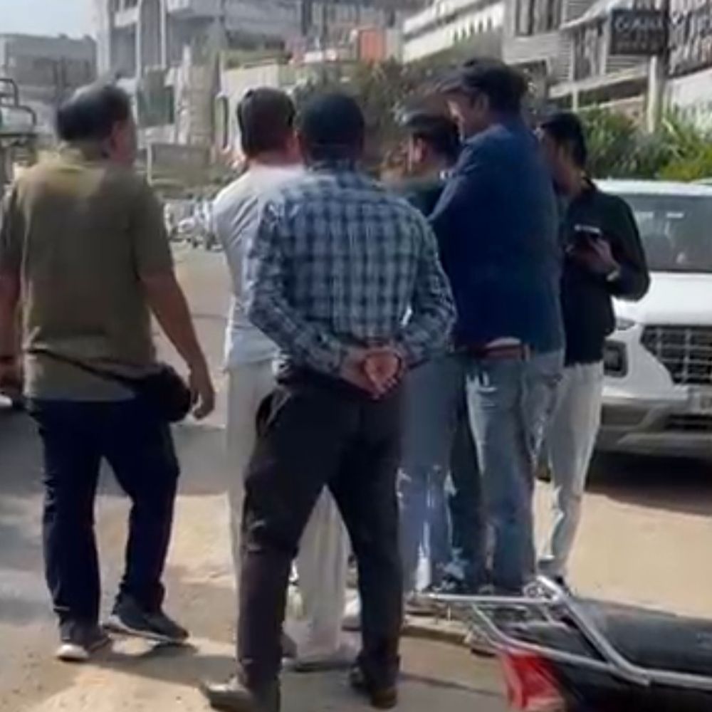 मेरठ में राहगीरों ने प्रेमी की पिटाई की:गलतफहमी में सड़क पर हुआ प्रेमी-प्रेमिका का विवाद, लोगों ने समझा छेड़ रहा है