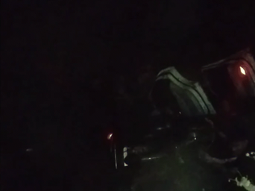 बरातियों से भरी स्कॉर्पियो पानी से भरे गड्ढे में गिरी:बक्सर में 3 लोग घायल, तेज रफ्तार; ओवर टेक करना बना हादसे की वजह