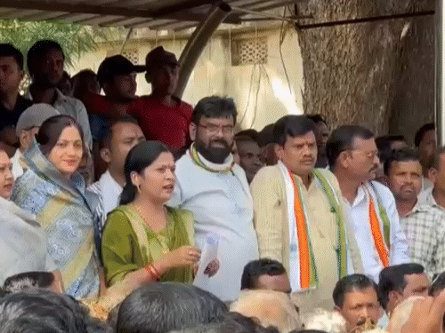 खैरागढ़ में बे-मौसम बारिश से फसलें खराब:हजारों किसान मुआवजा मांगने कलेक्ट्रेट पहुंचे; नुकसान की भरपाई का मिला आश्वासन