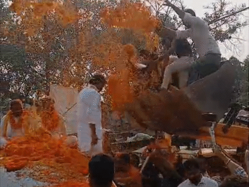 भोजपुर में प्रशांत किशोर का रोड शो:समर्थकों ने JCB से बरसाए फूल; बोले- जन सुराज का मकसद सिर्फ सत्ता में आना नहीं है